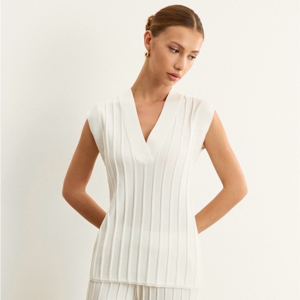 Commense White Ribbed Knit Top